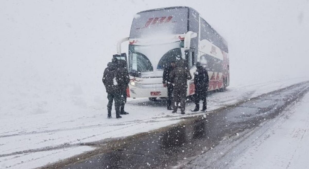 Las condiciones climáticas en Alta Montaña perjudicaron a un micro que iba hacia Chile\u002E