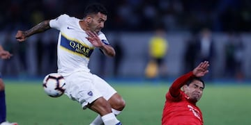 Carlos Tevez of Argentina's Boca Juniors, left, fights for the ball with Edward Zenteno of Bolivia's Jorge Wilstermann during a Copa Libertadores soccer match in Cochabamba, Bolivia, Tuesday, March 5, 2019\u002E (AP Photo/Juan Karita)