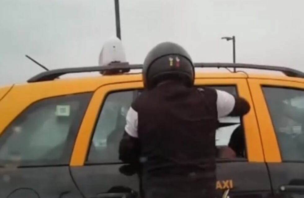 Violento robo de motochorros a un taxi a plena luz del día