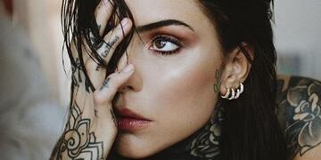 Candelaria Tinelli posó en las redes sociales en topless y con una pitón