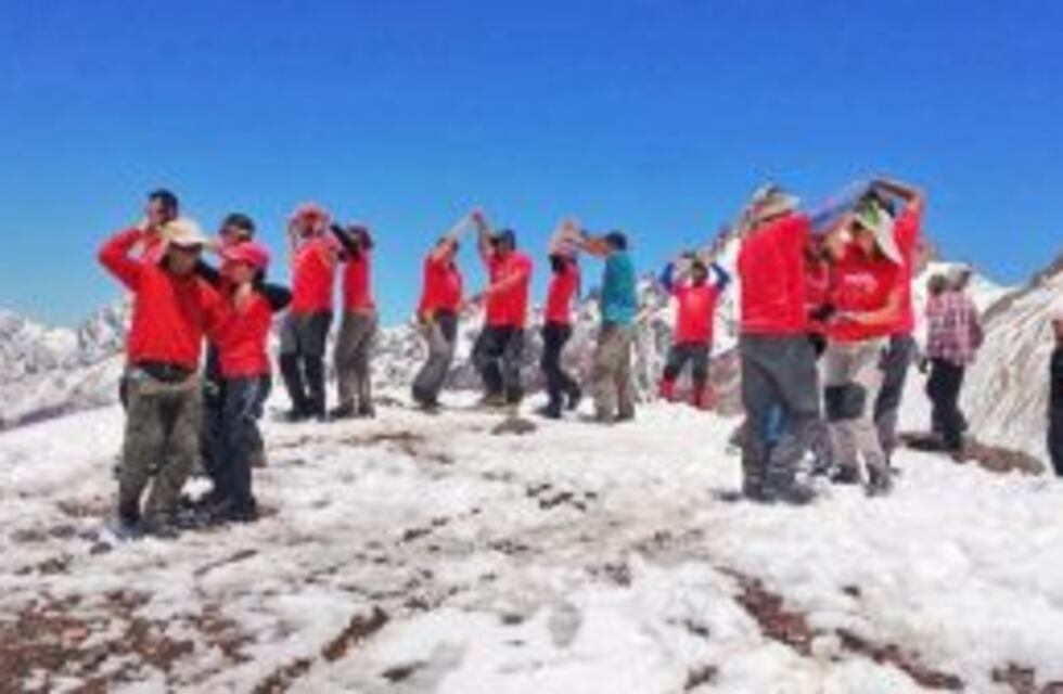 Sanrafaelinos bailaron el Pericón Nacional a 4.200 metros de altura en el Aconcagua