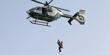 La Guardia Civil rescata a una persona en la población alicantina de Dolores durante las inundaciones que ha provocado la Gota Fría que azota la Comunidad Valenciana\u002E Foto: EFE/ Manuel Lorenzo\u002E