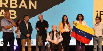 Quino, acompañado por su sobrina, el Gobernador Alfredo Cornejo, Juan José Campanella y Luis Alberto Moreno, presidente del BID\u002E