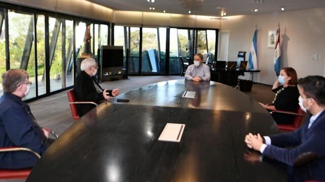 Schiaretti con miembros de la iglesia\u002E