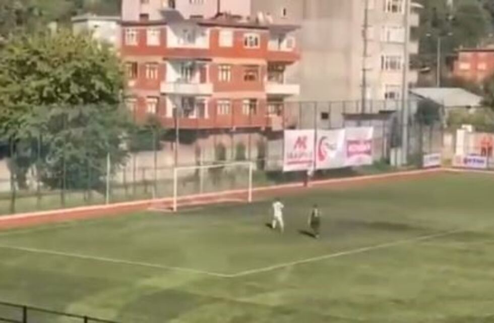 Un futbolista turco falló el gol más fácil de su vida