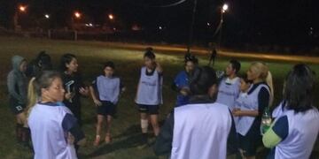 Selección Posadeña de Fútbol Femenino en plena charla técnica\u002E (Gentileza Antonela Cancelarich)