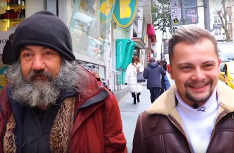 Un hombre que vive en la calle recibió su primer corte de pelo en muchos años y el resultado fue sorprendente