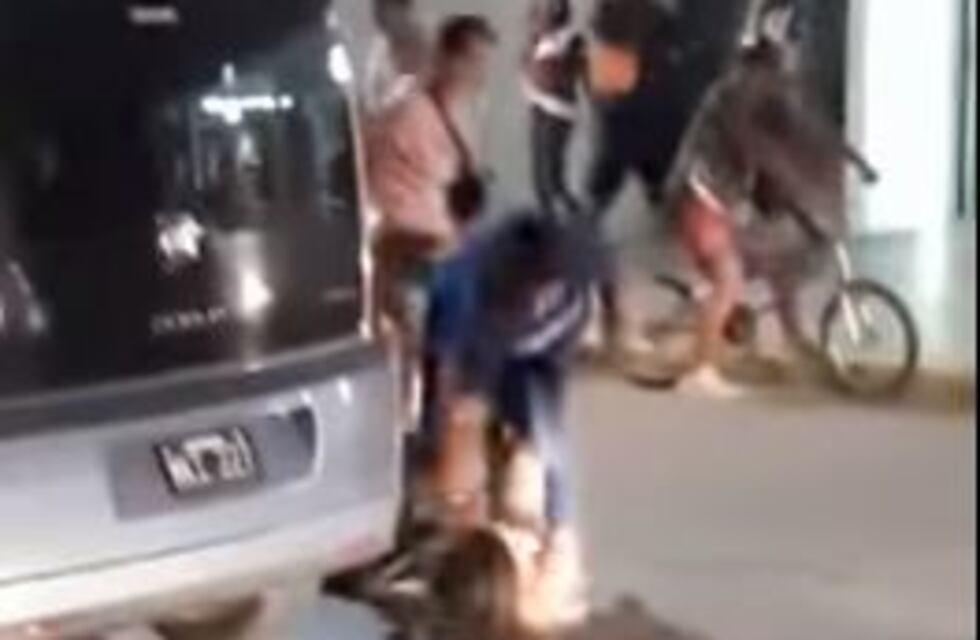 Su mujer y su hija lo sorprendieron con la amante y le dieron una brutal golpiza