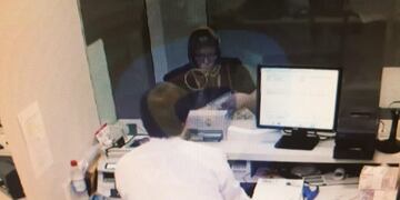 Se disfrazó de abuela para robarle plata del banco