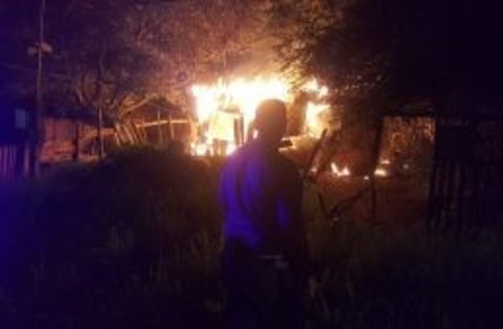 Voraz incendio consumió una vivienda sobre calle Mar del Plata