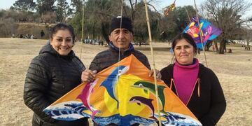 Julio, el barriletero del Parque de las Naciones que nos invita a reflexionar sobre los juegos y la tecnología\u002E (Facebook Creatividad a la Boina)