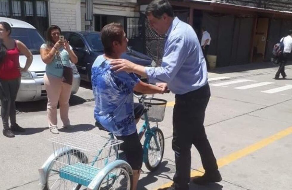 El intendente Daniel Orozco le entregó una bici nueva a la vendedora de pan y tortitas