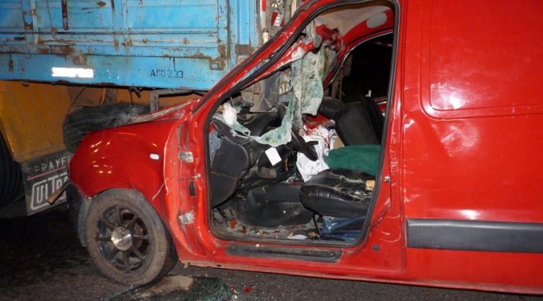 Una joven concejal pampeana quedó atrapada al chocar de atrás a un camión