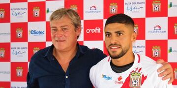 El volante ya posó con la casaca del Curicó Unido, junto al gerente técnico Carlos Bechtholdt