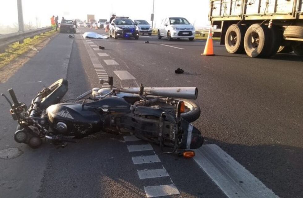 Buscan testigos del choque en Circunvalación en el que murió un motociclista