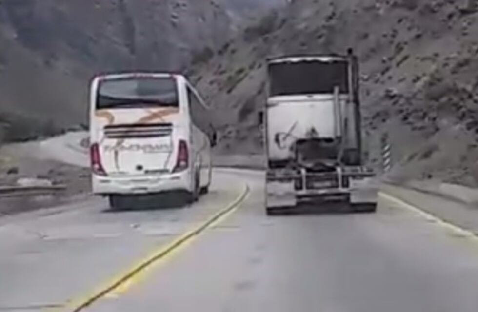 Video: ¡Inconsciencia total! un micro pasó a un camión sobre doble línea amarilla