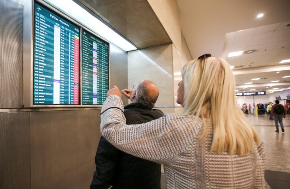 Demoras y cancelaciones en Aeroparque: desvían vuelos a Ezeiza por inconvenientes en una antena de control