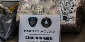Dinero incautado que salió de los operativos de la banda internacional dedicada al tráfico de medicamentos con sede en Argentina (Policía de la Ciudad)