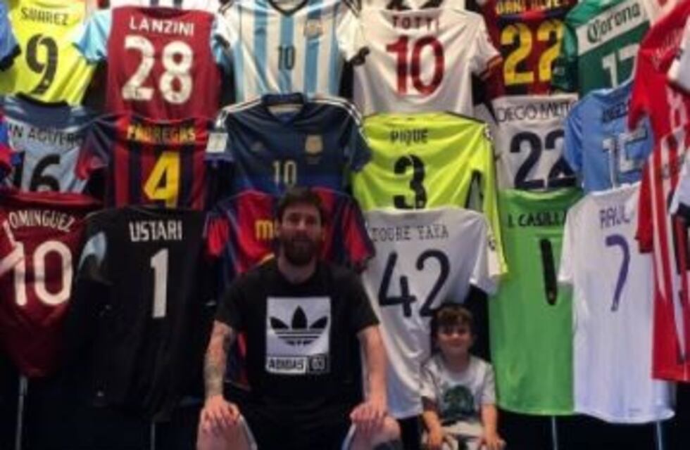 Messi mostró su colección de camisetas de jugadores rivales y amigos