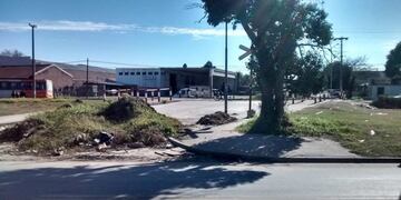 El montu00edculo de tierra en un paso nivel en Yofre.