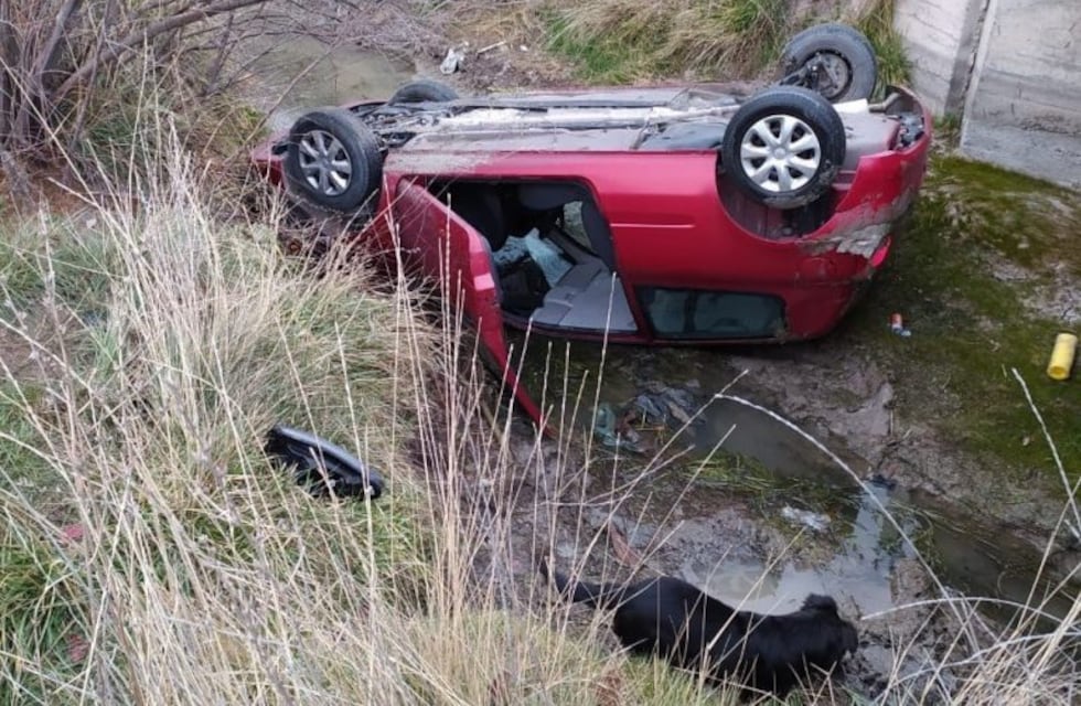 Este lunes por la mañana despistó un vehículo terminando dentro de un canal