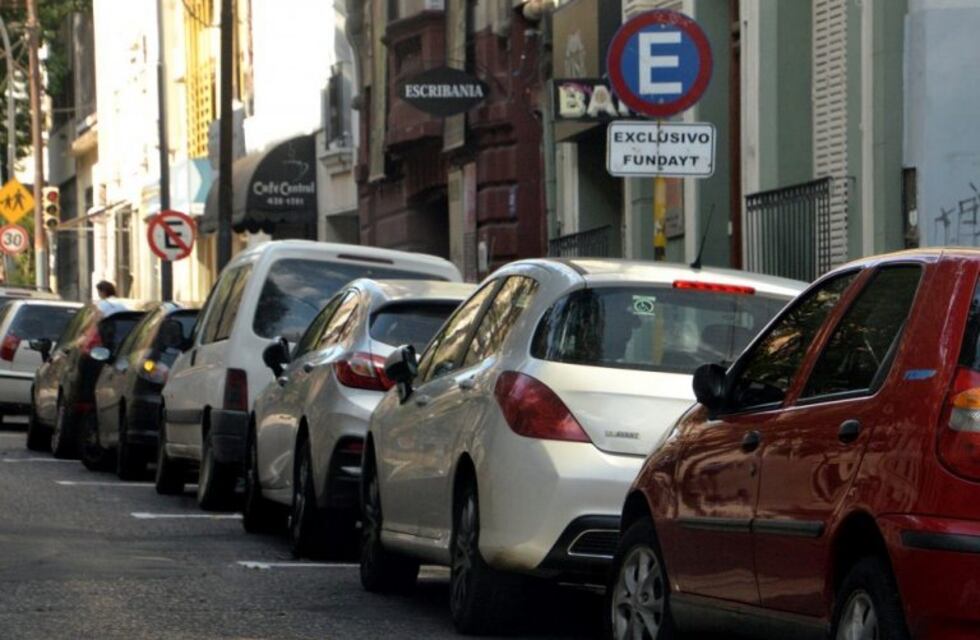 Ciudad de Córdoba: vuelven a prohibir estacionar sobre el cordón amarillo
