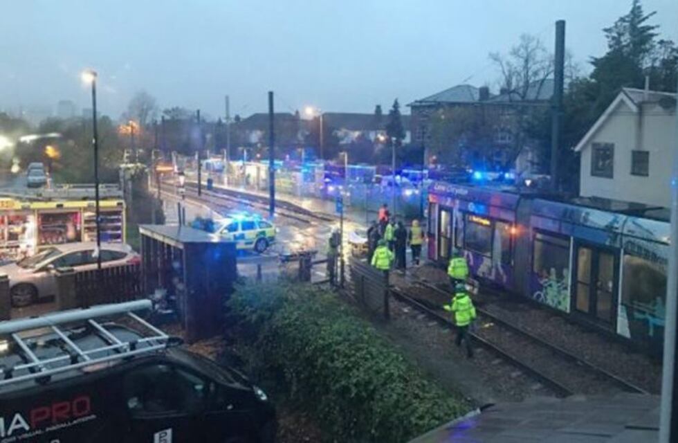 Siete muertos al descarrilar un tren en Londres