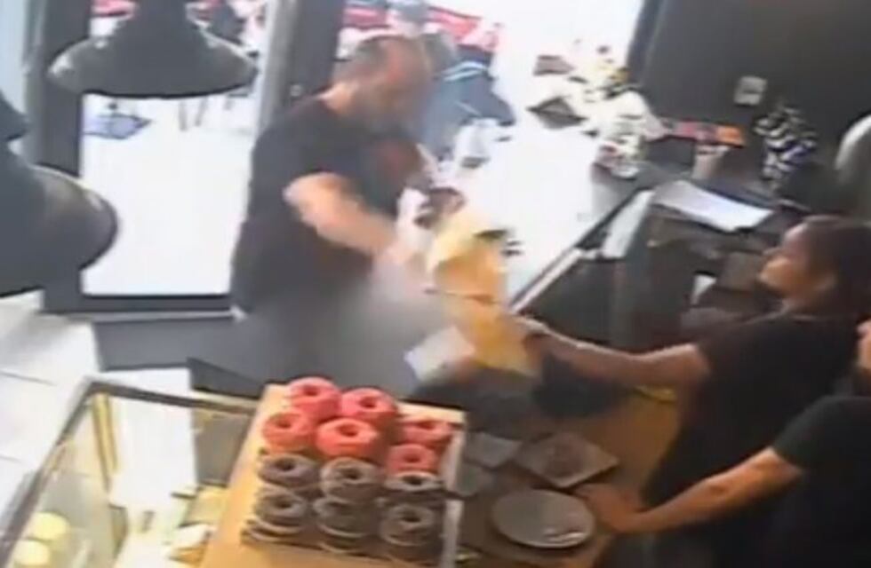 Como le pareció caro el café, se lo tiró a la encargada y la insultó