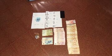 Los jóvenes tenían en su poder dinero en efectivo y la droga\u002E