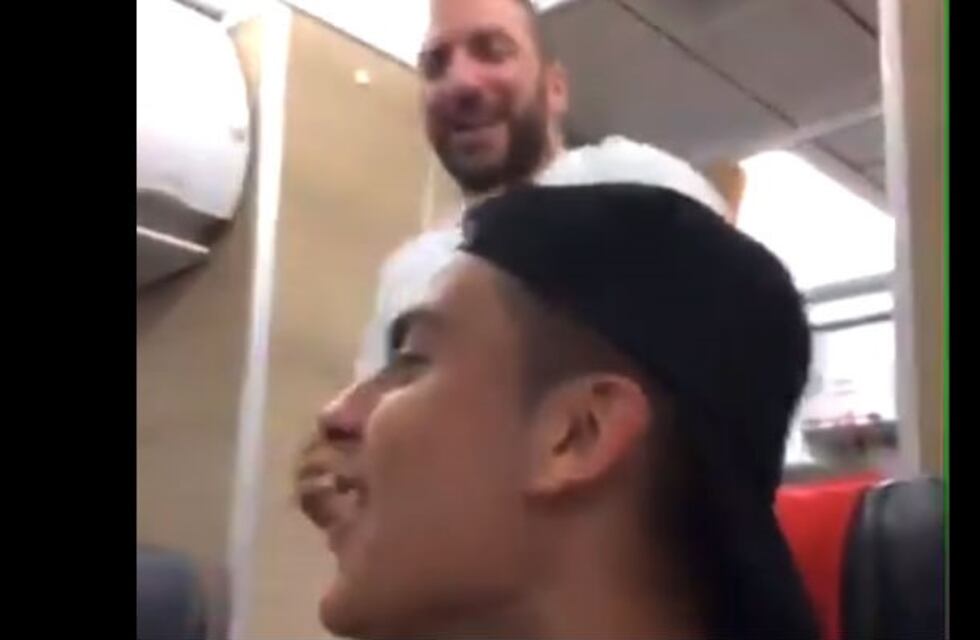 Video: Dybala e Higuaín festejaron el título de la Juve cantando "Te felicito" de La Barra
