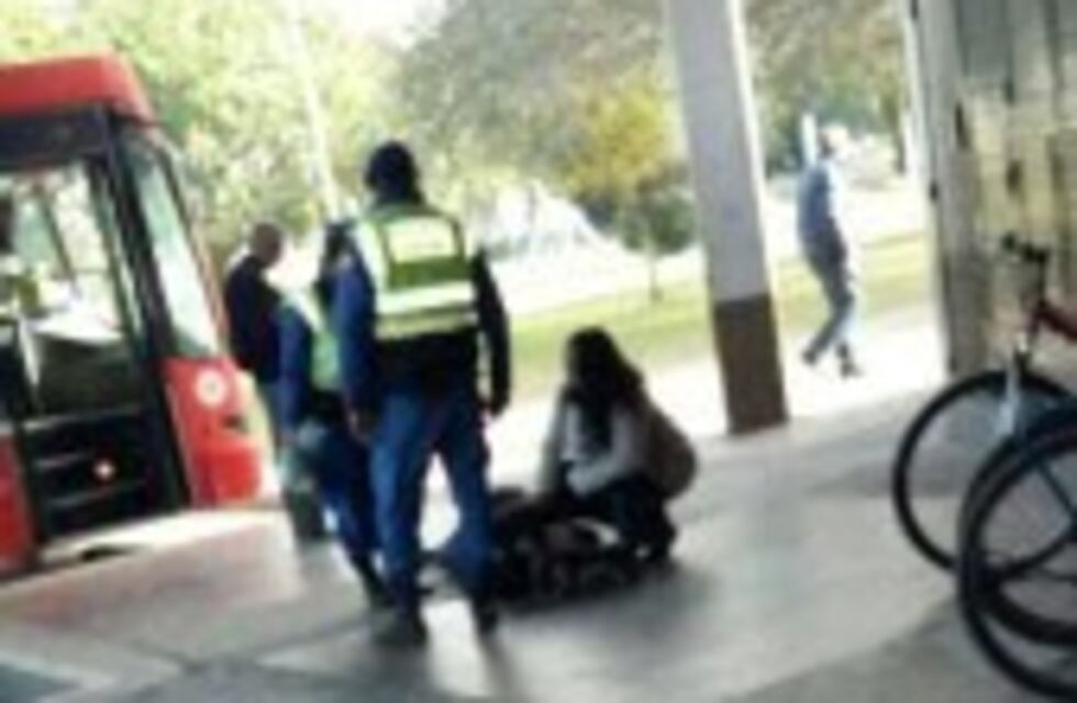 Una mujer se cayó en la terminal por el mal estado del piso y la ambulancia demoró en llegar