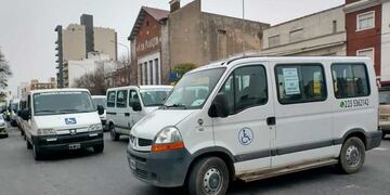 Se movilizaron transportistas de personas con discapacidad a las oficinas de IOMA (Foto: El Marplatense)