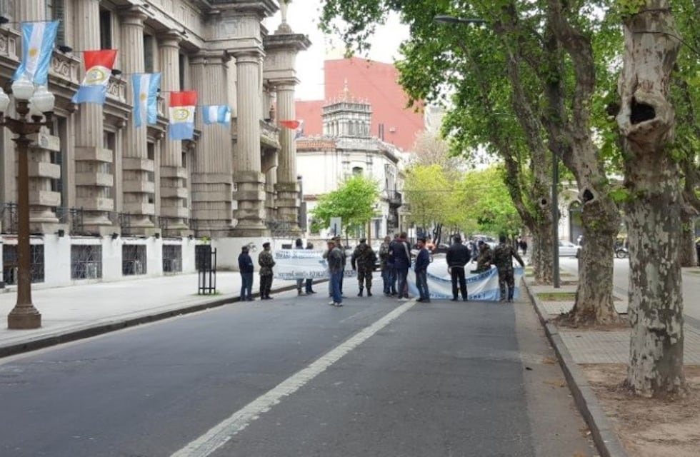 Reservistas de Malvinas organizaron una protesta frente a la sede del Gobierno provincial