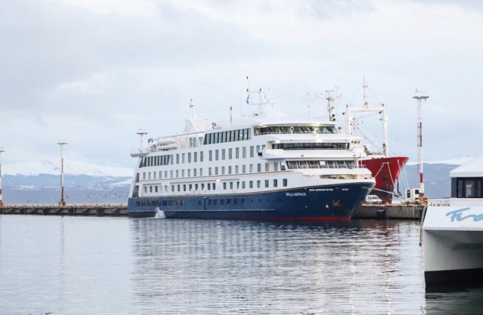 Autoridades del gobierno provincial dieron la bienvenida al primer crucero de la temporada 2019 2020