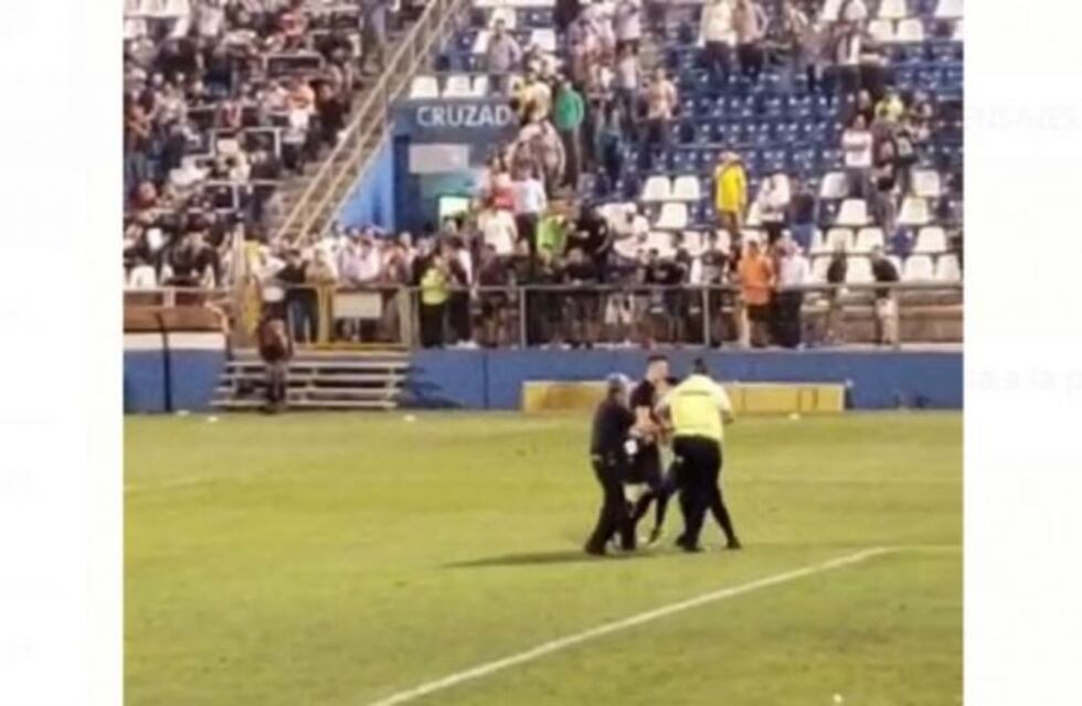 El gran gesto de Guido Herrera con un hincha que invadió la cancha de Palestino