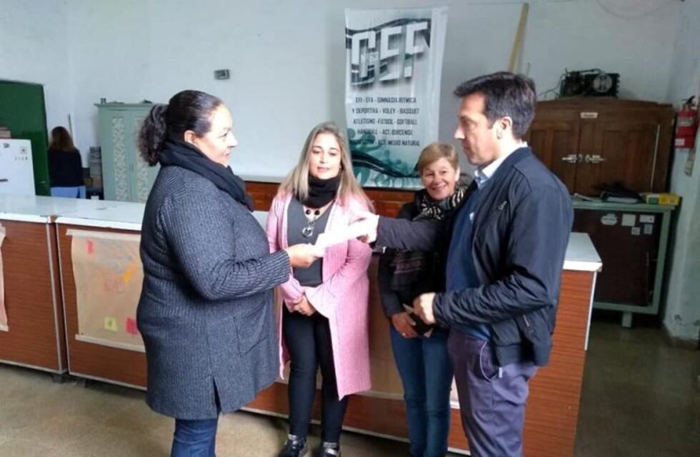 Arturo Rojas con instituciones de Juan N. Fernández