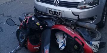 Dos mujeres heridas tras chocar en su moto contra un auto