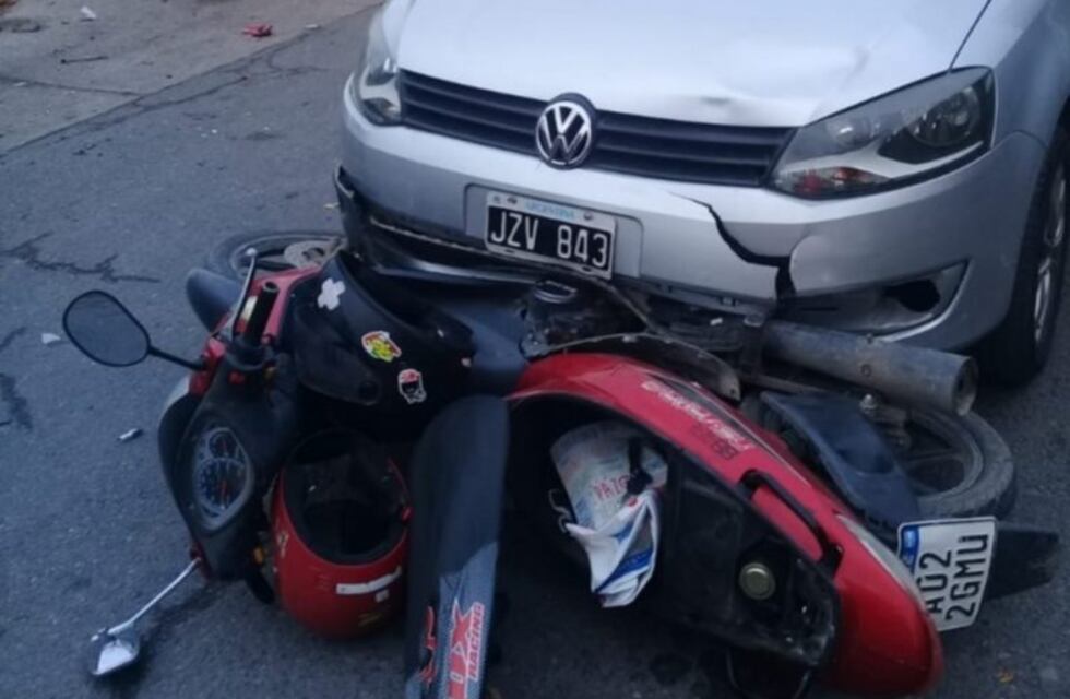Dos mujeres heridas tras chocar en su motocicleta contra un auto