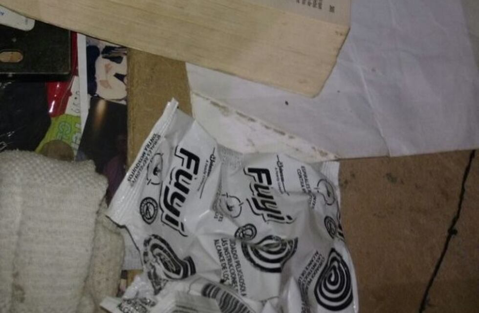 Encontraron droga y dinero escondidos dentro de una biblia en la casa de una madre y su hija