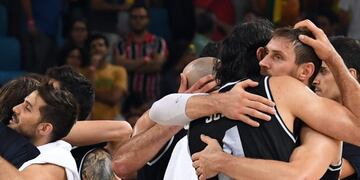 Scola y Nocioni\u002E Foto: AFP / Mark RALSTON