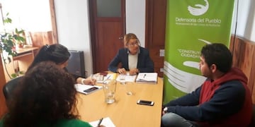 La defensora del Pueblo de Bariloche, Beatriz Oñate, recibió a uno de los socios del sanatorio en conflicto\u002E