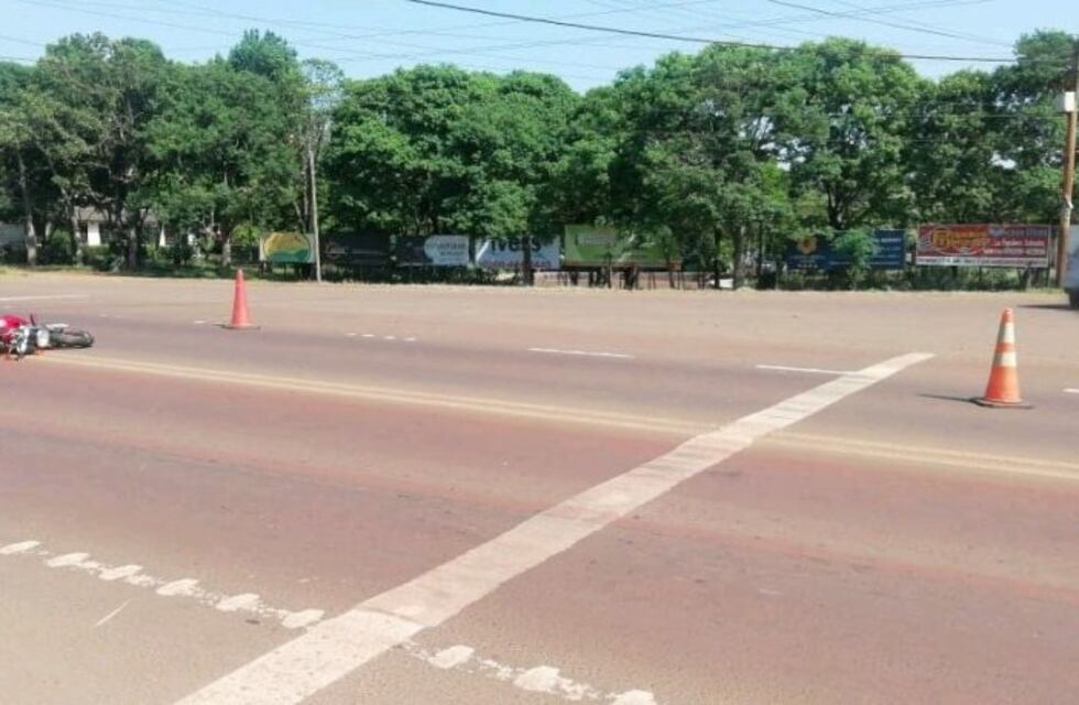 Un joven resultó con lesiones luego de chocar con su moto contra un auto