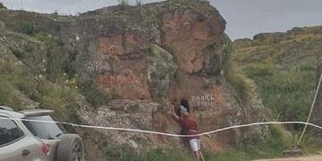 Escrachados pintando las piedras a la vera del camino a las Altas Cumbres\u002E