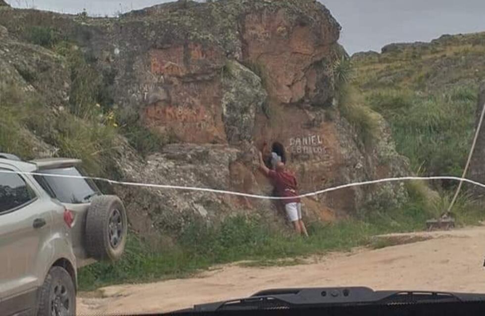 Los escracharon pintando las piedras en el viejo camino a las Altas Cumbres