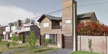 El hombre asaltado fue abordado por delincuentes cuando salu00eda de su casa en Fisherton.