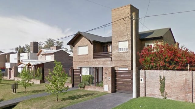 El hombre asaltado fue abordado por delincuentes cuando salu00eda de su casa en Fisherton.