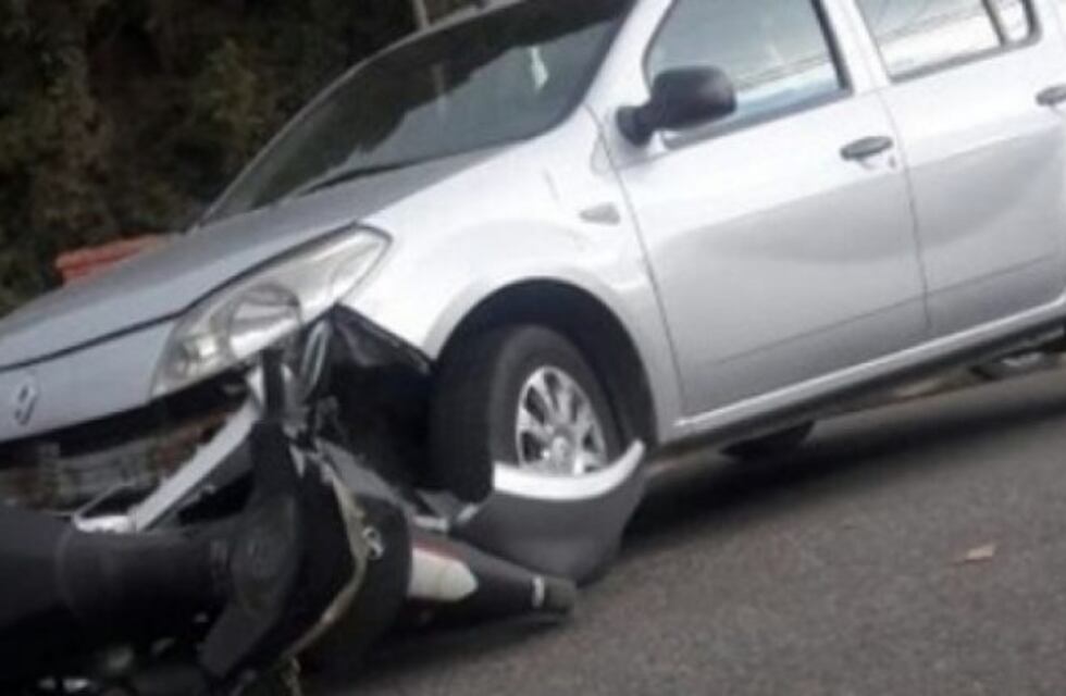 Una moto terminó abajo de un auto y sus ocupantes se salvaron de milagro
