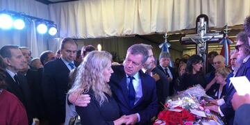 Rogelio Frigerio consolando a Adriana Nazario en el velatorio de José Manuel de la Sota\u002E