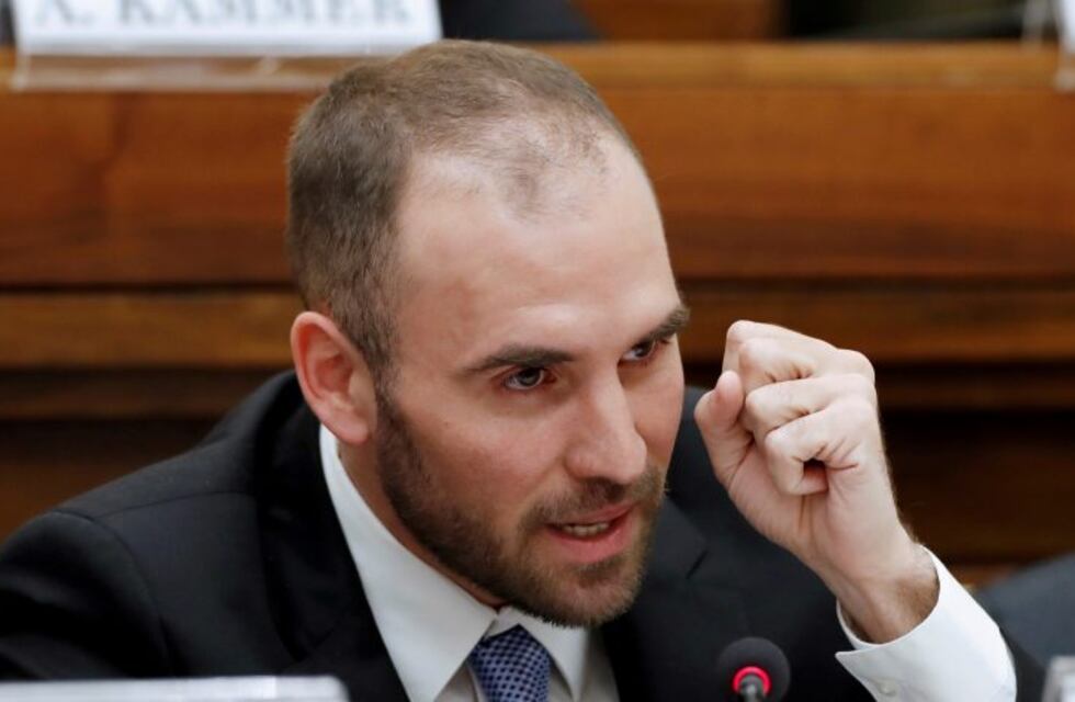 Los bonos argentinos en dólares se desplomaron pero cae el Riesgo País