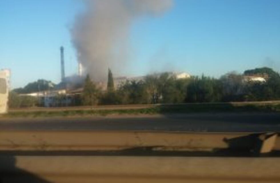 Cortocircuito desató un voraz incendio en la cristalería de Circunvalación y Baigorria